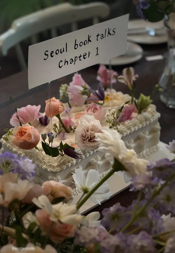 Flowers and a welcome card on the table at a Seoul Book Talks meet-up